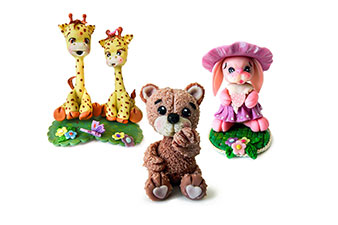 gruppo di personaggi animali realizzati in porcellana fredda